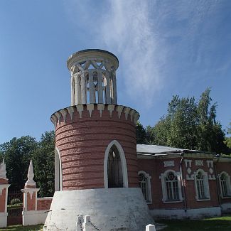 Северная башня-караульня на главном въезде в усадьбу Воронцово