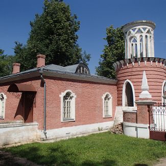 Северная башня-караульня на главном въезде в усадьбу Воронцово