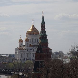 Благовещенская и Водовзводная башни Московского Кремля на фоне ХХС