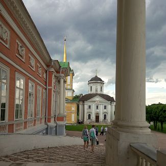 Пандус от парадного входа в Большой дворец Кусково на аллею ведущую к восточному входу в усадьбу