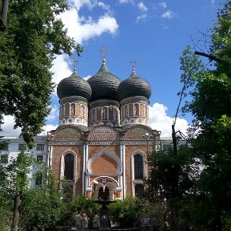 Льфиный фонтан перед храмом Покрова Пресвятой Богородицы в Измайлове