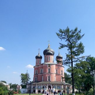 Вид на Большой собор Донского монастыря от западных ворот