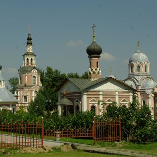 Храм Георгия Победоносца, Надвратный храм во имя Тихвинской иконы Божией Матери, храм Святителя Тихона и храм Иоанна Златоуста