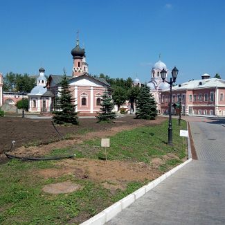 Храм Георгия Победоносца, храм Святителя Тихона, храм Иоанна Златоуста и Архимандритские покои