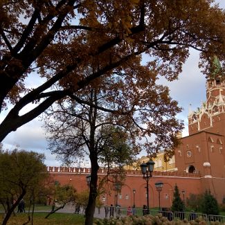 Кремлёвская стена и Троицкая башня Московского Кремля