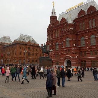 Памятник маршалу Г.К. Жукову На заднем плане слева - Музей Отечественной войны 1812 года, справа - Государственный исторический музей