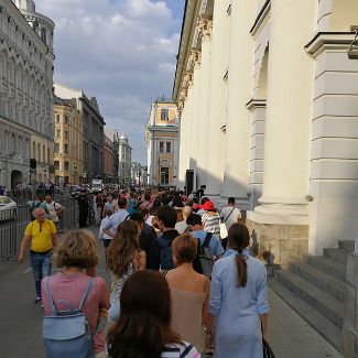 Очередь в Гостиный двор на 