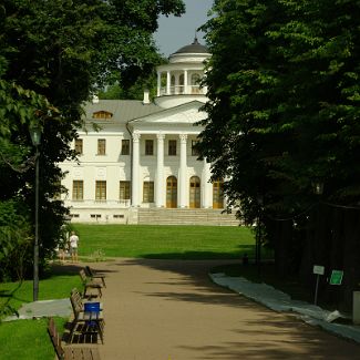 Вид на Главный дом от въездных ворот