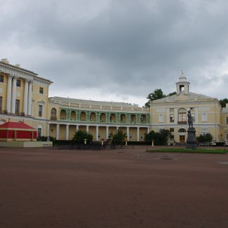 Парадный двор Павловского дворца