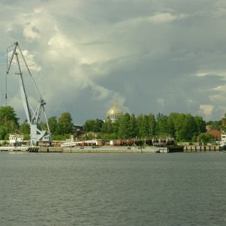 Вид на купол Никольского морского собора из Средней гавани Кронштадта