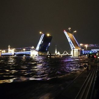 Петропавловская крепость в створе разведённого Дворцового моста