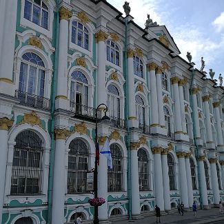 Зимний дворец со стороны Дворцовой набережной