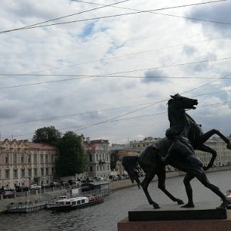 Скульптура «Юноша, берущий коня под уздцы» на Аничковом мосту