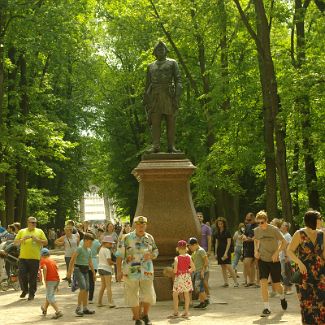 Памятник Петру I на пересечении Монплезирской и Марлинской аллей