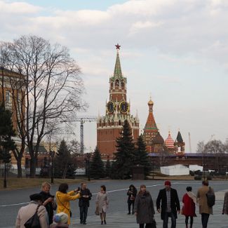 Вид на Спасскую башню от Государственного Кремлевского Дворца