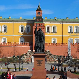 Памятник патриарху Ермогену в Александровском саду На заднем плане Средняя Арсенальная башня Московского Кремля