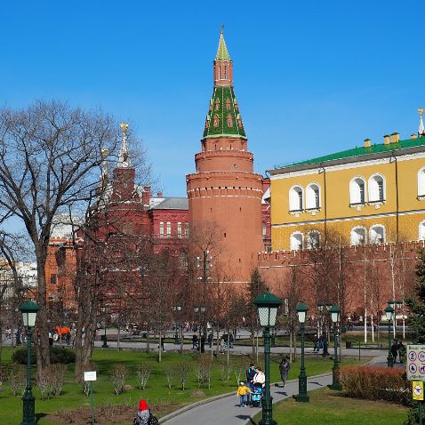 Прогулка по Манежной площади в Москве Виды с Манежной площади на Александровский сад, Кремль и старые здания МГУ