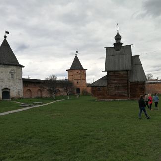 Башни западной стены и храм Георгия Победоносца Михаило-Архангельского монастыря в Юрьеве-Польском