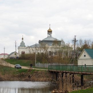 Храм Димитрия Солунского в селе Сима, Владимирская обл. На переднем плане река Симка