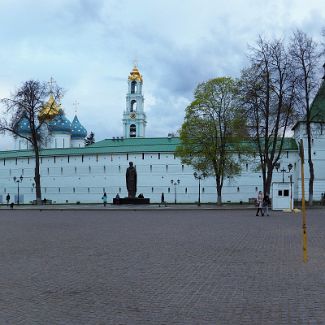 Панорама Троице-Сергиевой Лавры с Красногорской площади В центре у стены - памятник Сергию Радонежскому