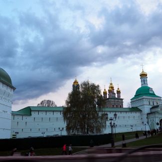 Стена Троице-Сергиевой лавры между Пятницкой башней и Святыми воротами