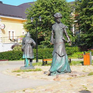 Скульптуры «Учительница» и «Странник» в Дмитрове