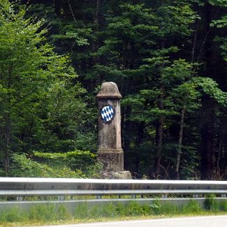 Bayerisch-Tiroler Grenze Баварский пограничный столб на Немецко-Австрийской границе