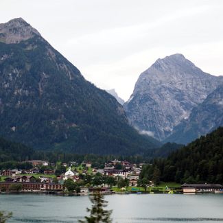 Pertisau am Achensee, Tirol Селение Пертисау на западном берегу озера Ахензее