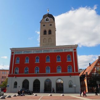 Erdinger Schrannenhalle mit Stadtturm