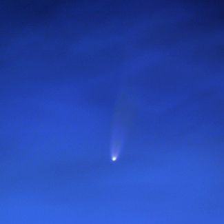Comet C/2020 F3 (NEOWISE) Комета C/2020 F3 (NEOWISE) 10 июля 2020 года сквозь серебристые облака. Сумма 10 кадров c экспозицией 2