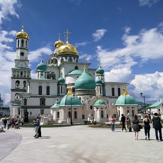 Площадь перед церковью Константина и Елены в Новоиерусалимском монастыре