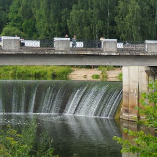 Мост над плотиной на реке Ламе