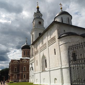 Вход в храмовый комплекс Волоколамского кремля