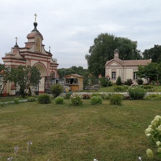 Территория храма Воздвижения Креста Господня в Алтуфьеве