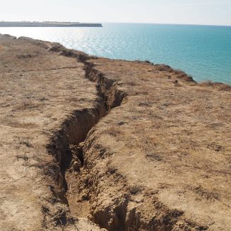 Оползень на мысе Керменчик угрожающий обрушением Любителям погулять внизу по дикому пляжу на заметку