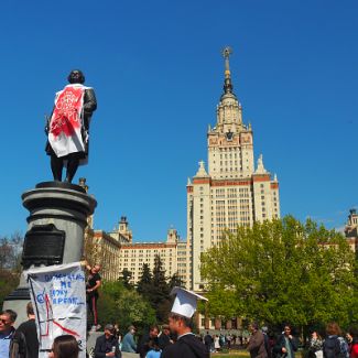 М.В. Ломоносов встречает физиков