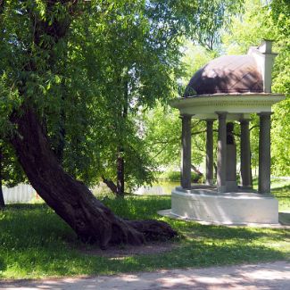 Беседка Петра Великого в Лефортовском парке