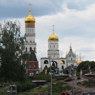 Вид на колокольню Ивана Великого и Успенскую звонницу из Зарядья