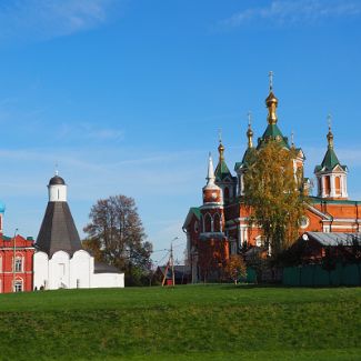 Успенская церковь и Крестовоздвиженский собор в Брусенском монастыре