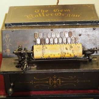 The Gem Roller Organ Механическая миниатюрная шарманка с механизмом для проигрывания деревянных роликов с проволочными скобами (США, 1887 год)