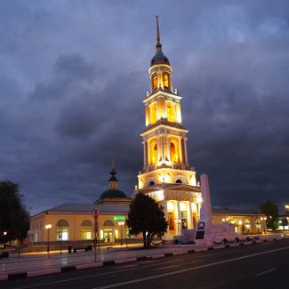 Памятник Борцам двух революций у церкви Иоанна Богослова