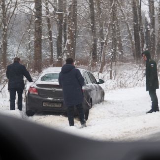 Улетевший с заснеженной дороги автомобиль