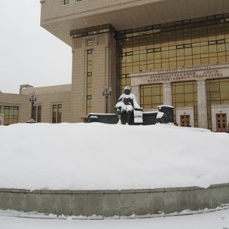 М.В. Ломоносов в белом... летом голуби, зимой снег