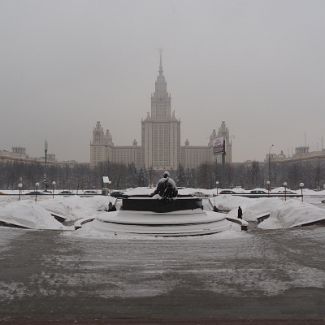 М.В. Ломоносов спускается в подземный переход