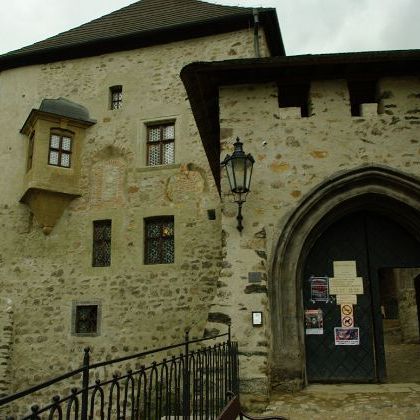 Czech Republic: Bohemia: Loket Castle & Town Замок Локет на берегу реки Огрже в Богемии, Чехия | Hrad Loket, Česko