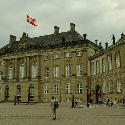 København: Amalienborg Slot Королевский дворец Амалиенборг в Копенгагене