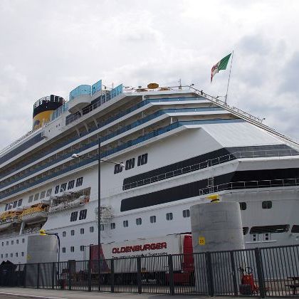 København: Embarkation on the ship Costa Favolosa Посадка на круизный лайнер Costa Favolosa в порту Копенгагена