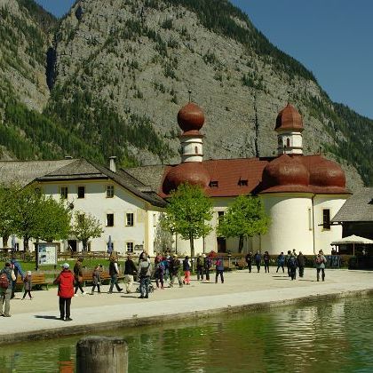 Deutschland: Oberbayern: Berchtesgadener Land: Königssee: Wallfahrtskirche St. Bartholomä & Seelände in Schönau Германия: Верхняя Бавария: Берхтесгаденер-Ланд: Северная часть озера Königssee и церковь Святого Варфоломея