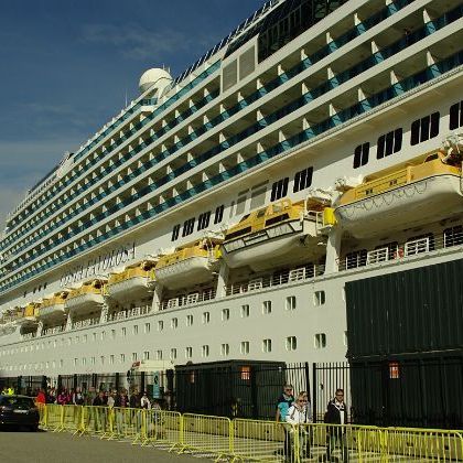 Hordaland: Arrival at the port of Bergen Норвегия: Фюльке Хордаланд: Прибытие лайнера Costa Favolosa в круизный порт Бергена