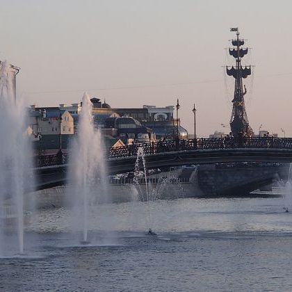 Russia: Moscow: Bolotnaya Enbankment Москва. Болтная набережная и плавающие фонтаны в Водоотводном канале.